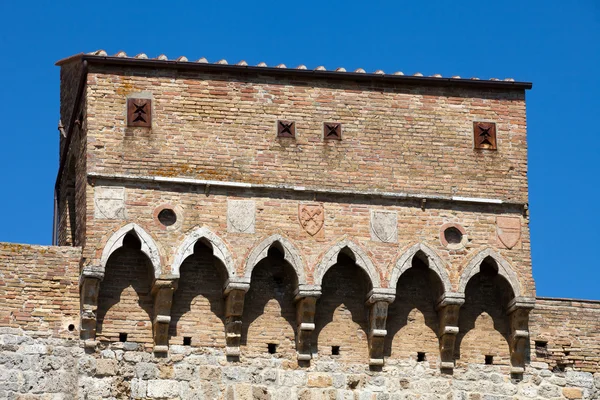 Rester av försvarsmur i san gimignano — Stockfoto