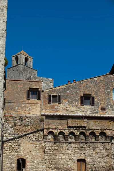San Gimignano- pequeña ciudad medieval amurallada en la Toscana —  Fotos de Stock