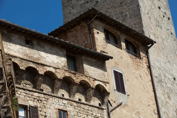 San gimignano - kleine mittelalterliche, von Mauern umgebene Bergstadt in der Toskana — Stockfoto