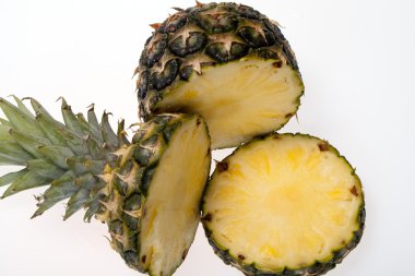 Beyaz arka planda taze bir ananas.