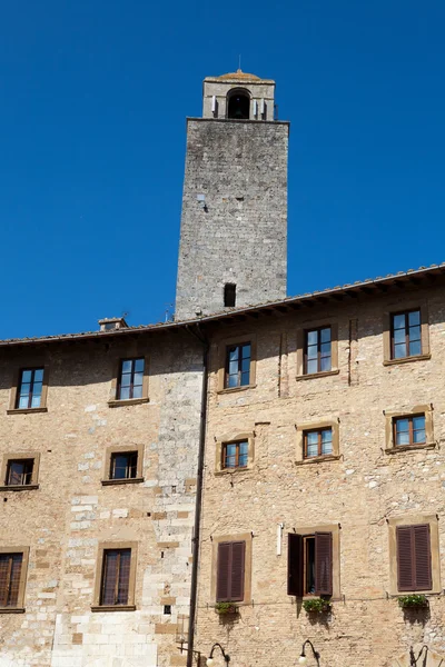 San Gimignano - piccolo borgo medievale murato in collina in Toscana — Foto Stock