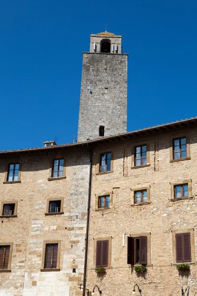 San Gimignano - kis fallal körülvett középkori város dombon Toszkána — Stock Fotó