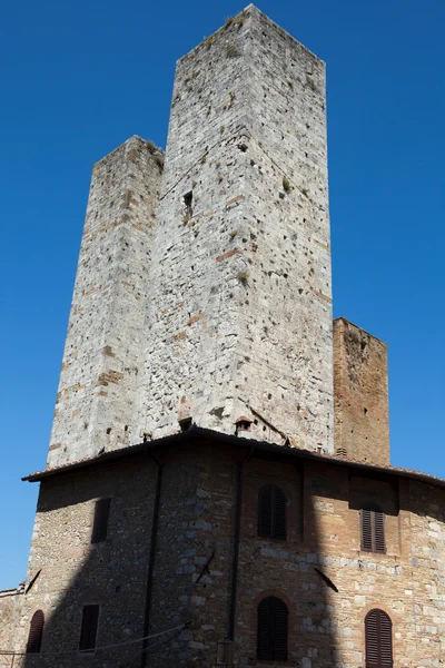 San Gimignano - kis fallal körülvett középkori város dombon Toszkána — Stock Fotó