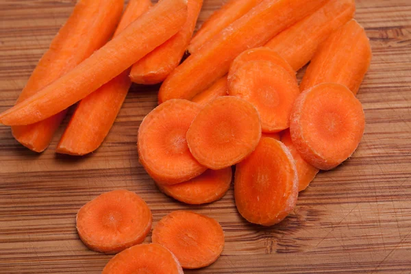 Свежая морковь на деревянном столе — стоковое фото