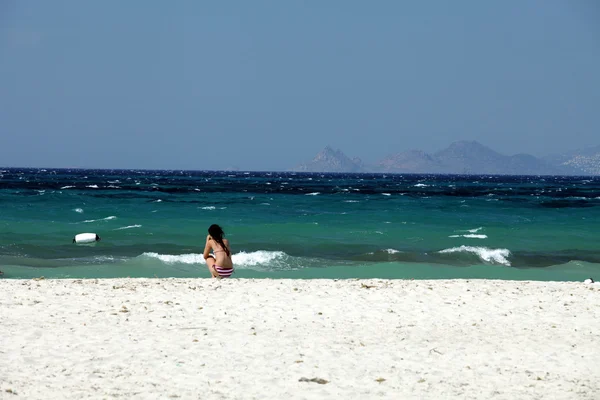 Женщина на песчаном пляже — стоковое фото