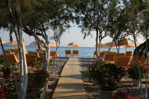 Duas cadeiras e guarda-chuva na praia. Tigaki, Grécia — Fotografia de Stock