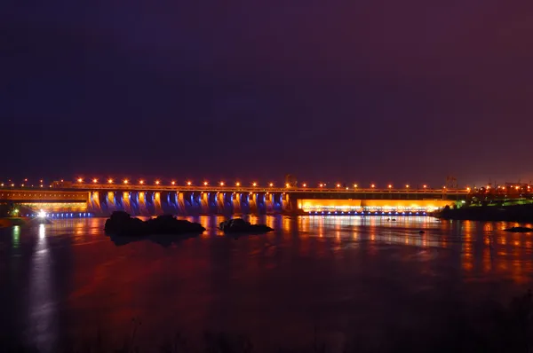 水电站大坝在夜与彩色的灯、 扎波里日亚、 乌克兰 — 图库照片