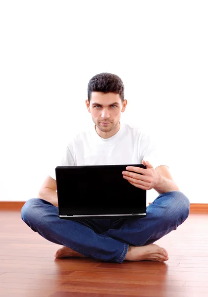 Fiatal ember ül a Laptop otthon — Stock Fotó