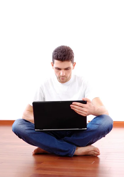Jovem Sentado com Laptop em casa — Fotografia de Stock