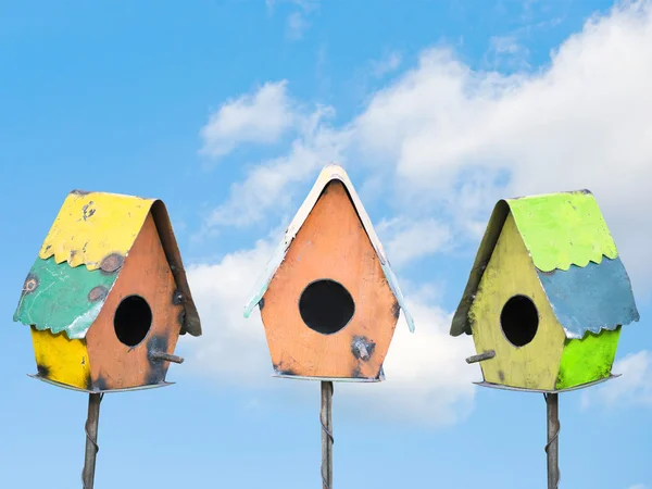 Vogel huizen onder een blauwe lucht — Stockfoto