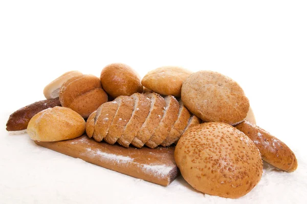 Chleb na pokładzie do pieczenia posypać mąka — Zdjęcie stockowe