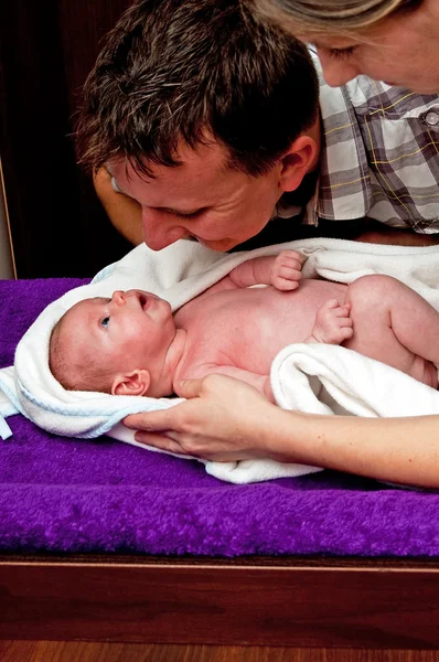 Bebê após cosméticos de banho — Fotografia de Stock