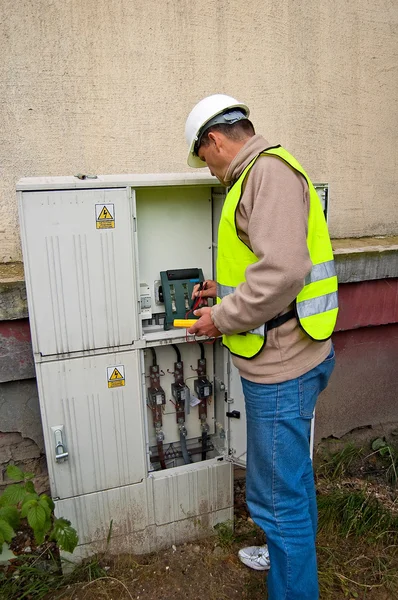 Electricista en potencia de conmutación — Foto de Stock
