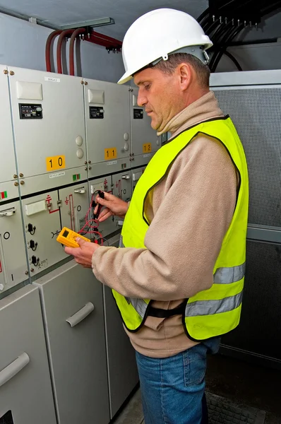 Eletricista em potência de comutação — Fotografia de Stock