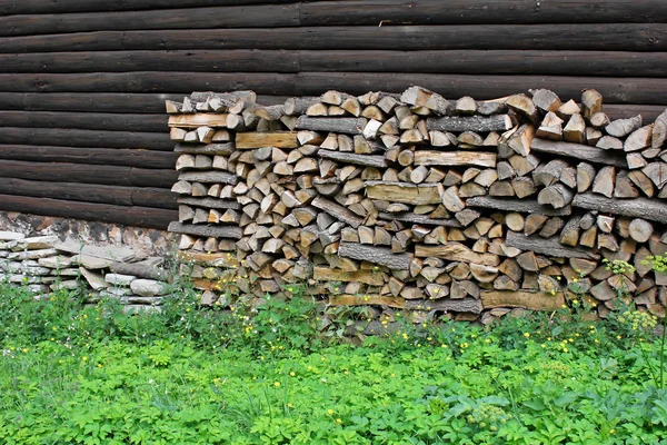 Leña contra pared de madera — Foto de Stock