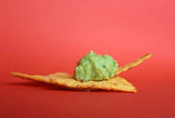 Tortilla chips with mexican guacamole — Stock Photo, Image