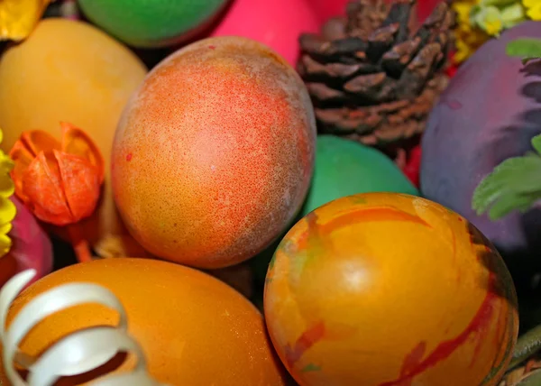 Primo piano di colorate uova di Pasqua dipinte — Foto Stock