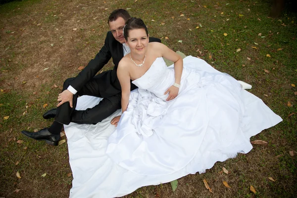 Mladý svatební pár — Stock fotografie