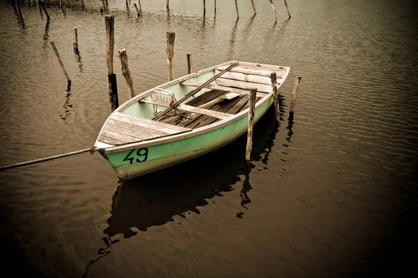 Старая лодка — стоковое фото
