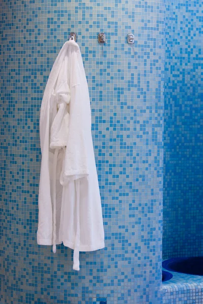 Ванная комната с белым платьем — стоковое фото