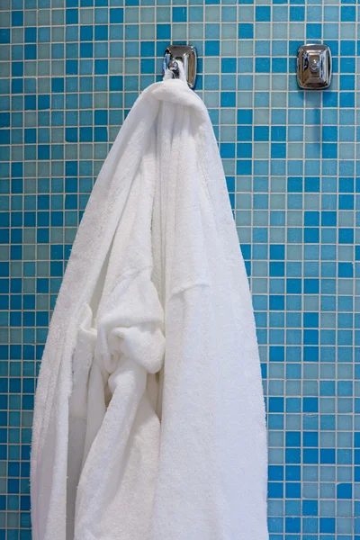 Badkamer met witte jurk — Stockfoto