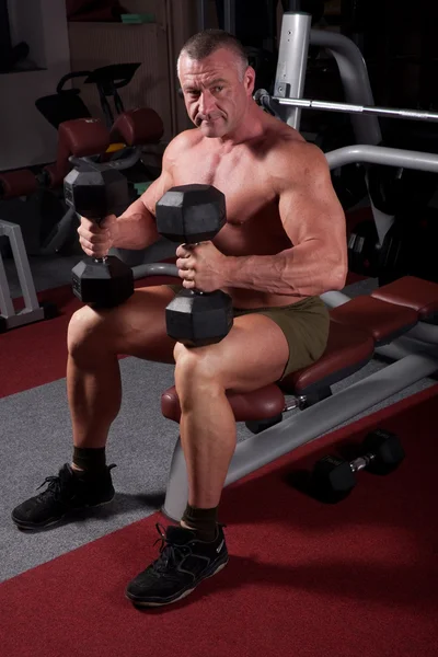 Bodybuilder beim Training — Stockfoto