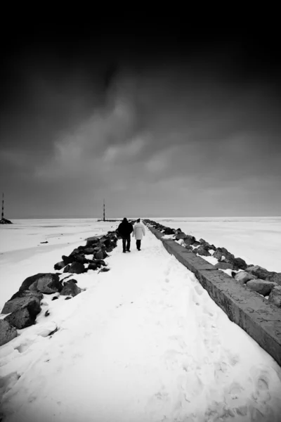 Casal caminhando cais nevado — Fotografia de Stock