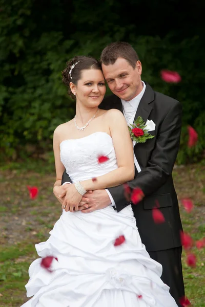 Joven pareja de boda — Foto de Stock
