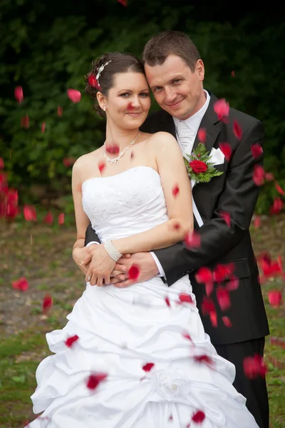 Jeune couple de mariage — Photo