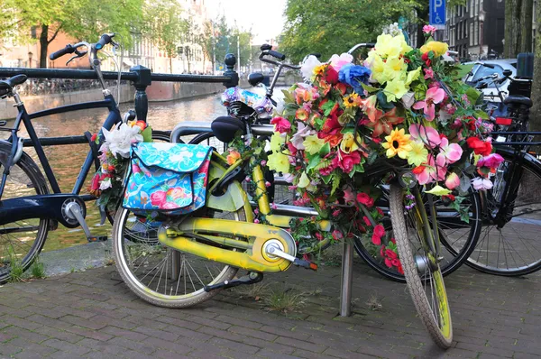 Jízdní kola v Amsterdamu — Stock fotografie