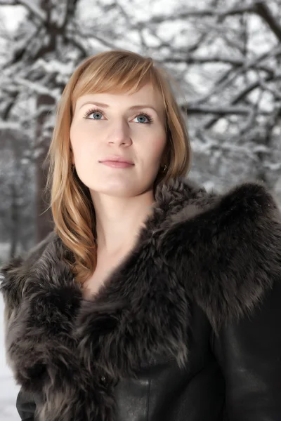 Hermosa joven rubia en abrigo de piel de invierno . — Foto de Stock