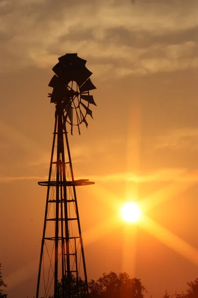 Kansas land windmolen zonsondergang silhouet — Stockfoto