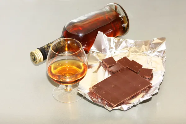 Brandy and chocolate — Stock Photo, Image