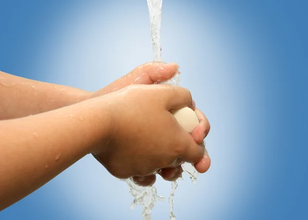 Niño pequeño se lava las manos en un baño — Foto de Stock