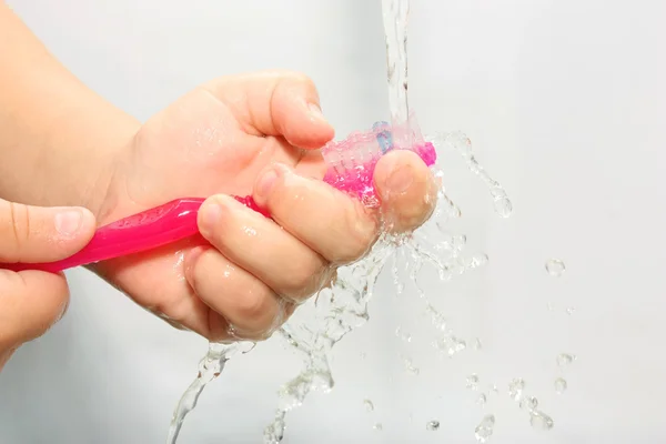 Liten pojke tvättar händerna i ett badrum — Stockfoto