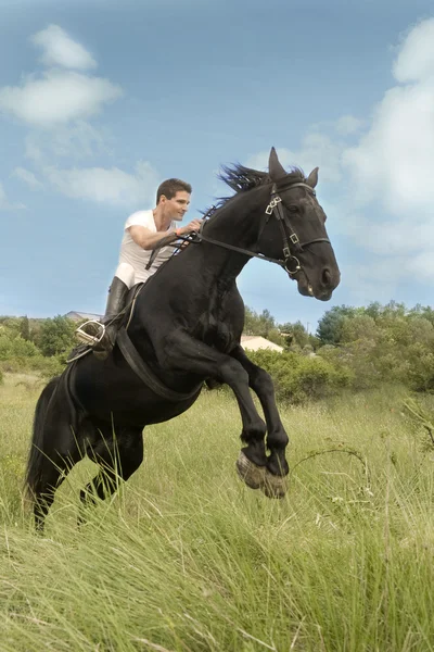 Jongeman en paard — Stockfoto
