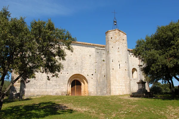 Kirkko Saint-Sylvestre des Brousses, puechabon — kuvapankkivalokuva
