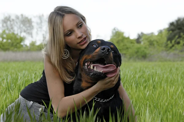 Rottweiler e adolescente — Fotografia de Stock