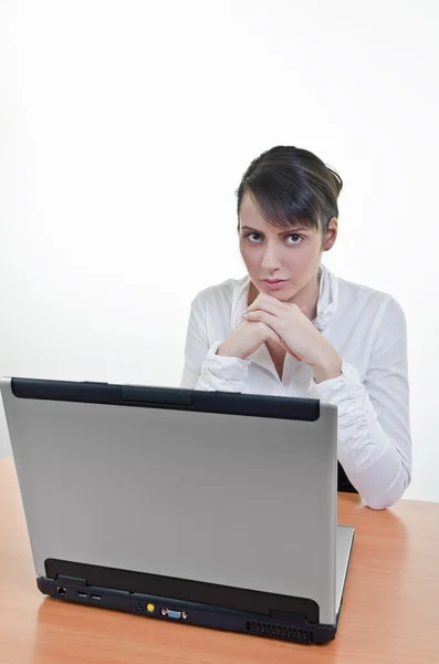 Assistente na frente do laptop — Fotografia de Stock
