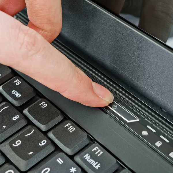 Feminino ligando um laptop — Fotografia de Stock