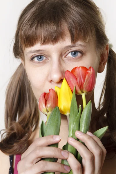 Das Mädchen hält Tulpen — Stockfoto