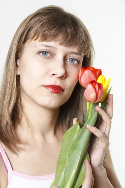 La fille tient des tulipes — Photo
