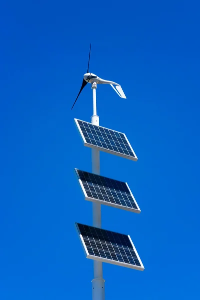 Generator wiatrowy i paneli słonecznych — Zdjęcie stockowe