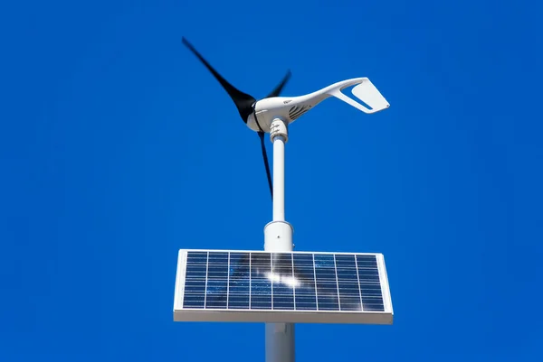 Windgenerator en zonnepanelen Stockfoto