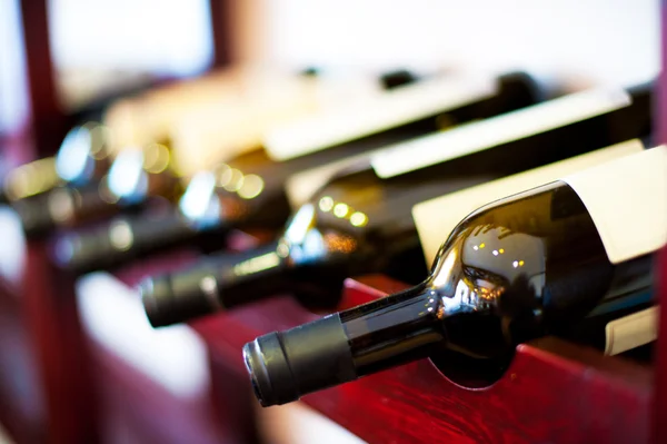 Garrafas com vinho — Fotografia de Stock