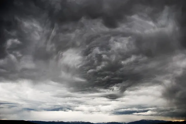 Мощный шторм над озером . — стоковое фото