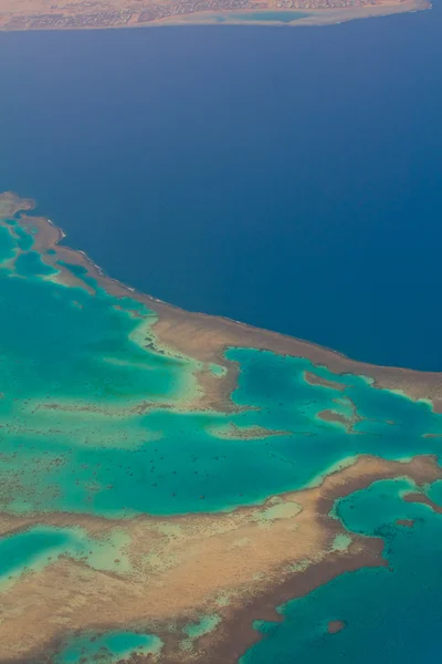 Pintorescos arrecifes de coral en el Mar Rojo. Vista aérea — Foto de Stock