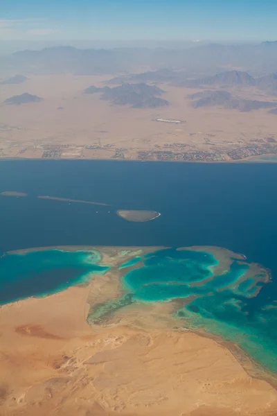 Korálové útesy v Rudém moři. Sinai hory a pouště. Egypt — Stock fotografie