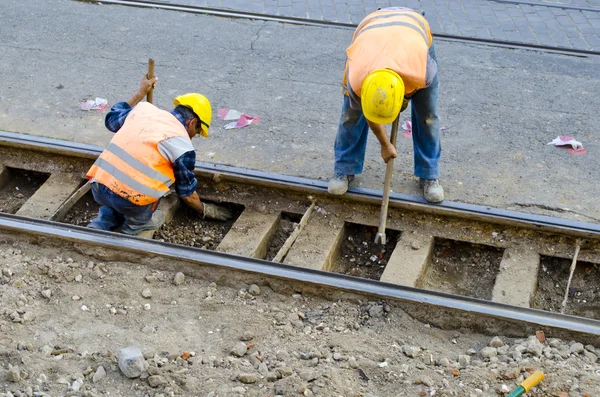 Män återställa järnväg — Stockfoto