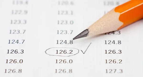 Foto van potlood op een tabel met getallen — Stockfoto